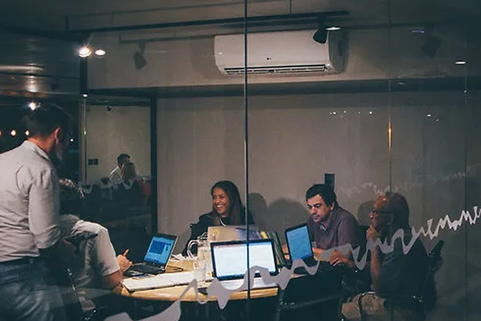 Equipe em reunião de consultoria