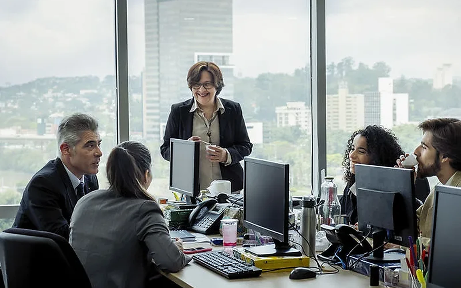 Profissionais em reunião de recrutamento especializado em tecnologia
