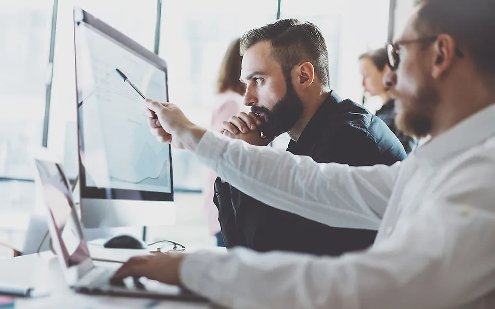Equipe de startup planejando arquitetura e soluções em nuvem