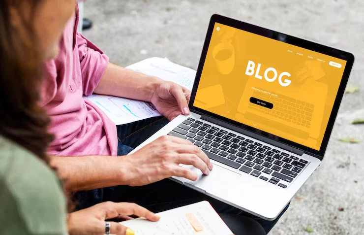 Profissionais trabalhando na produção de conteúdo do blog
