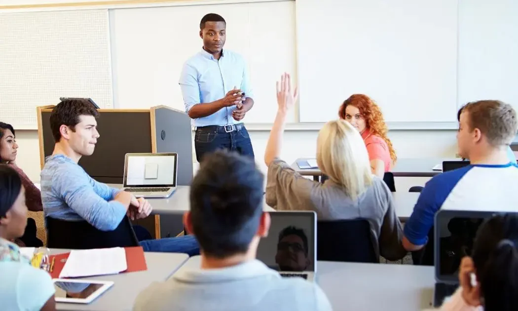 Profissionais em treinamento técnico e capacitação em TI