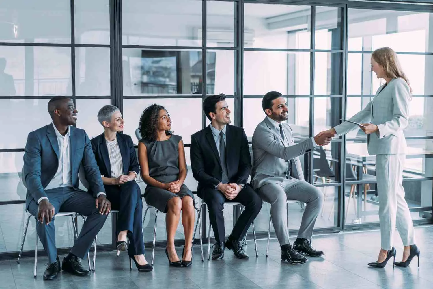Candidatos em processo seletivo e recrutamento em ambiente corporativo
