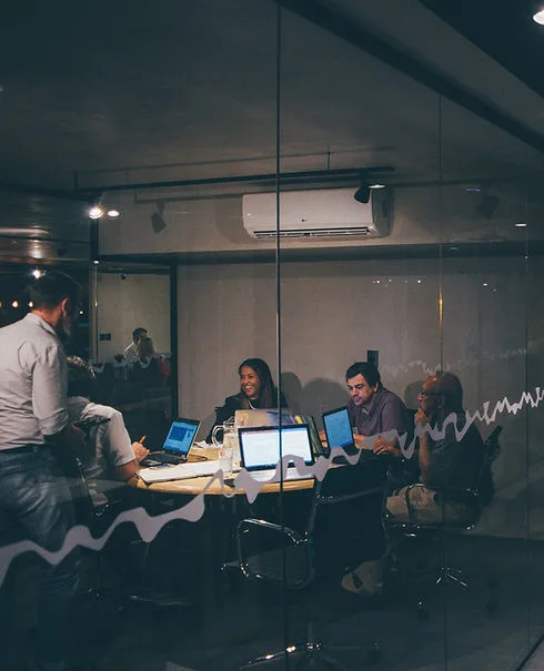 Equipe em reunião de consultoria